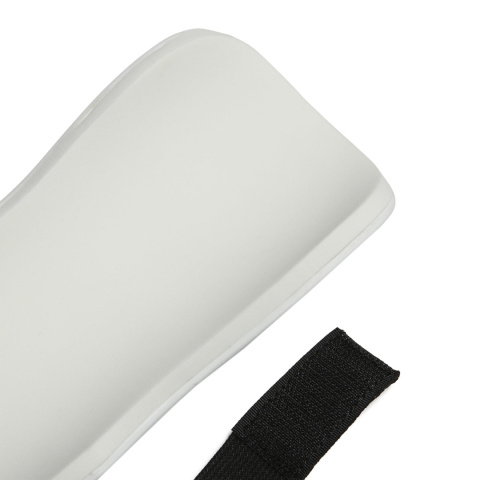 Ochraniacze pikarskie adidas Tiro Club Shin Guards biało-czarne HN5600 Ochraniacze pikarskie adidas Tiro Club Shin Guards biało-czarne HN5600